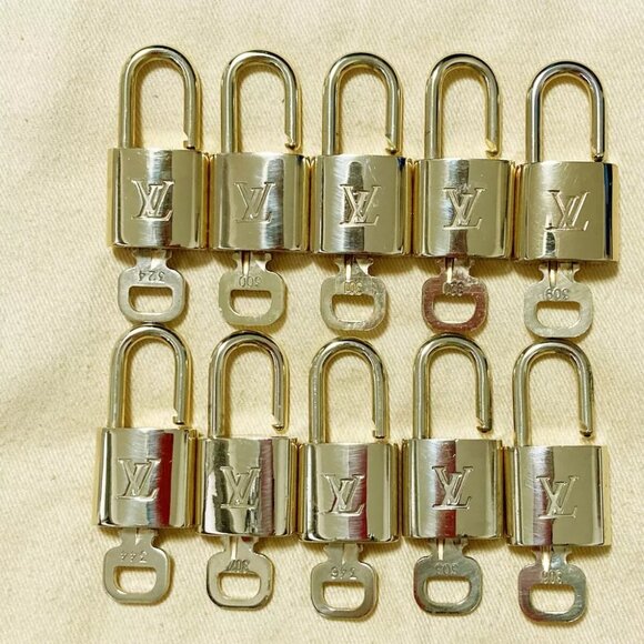 LOUIS VUITTON LV 10 SET PADLOCK KEY CHARM CADENA GOLD-PLATED FRANCE 31PDA116